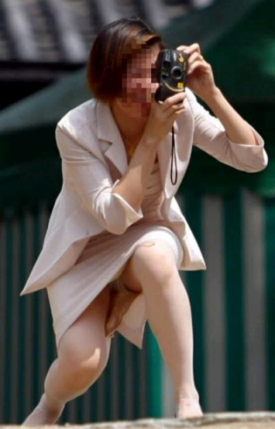 写真撮影中で隙だらけの新妻をパンチラを盗撮！！のサムネイル画像