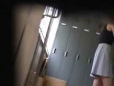 女教師着替え盗撮エロ画像9枚！更衣室で着替える先生を隠し撮りしたったｗｗのサムネイル画像