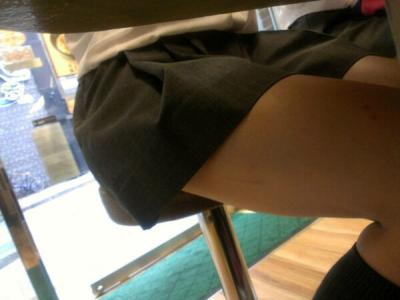 机下盗撮エロ画像151枚！見えてないと思って油断してる素人のだらしなく開いた太ももや股間集めてみたのサムネイル画像