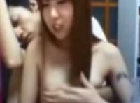 彼氏が彼女オッパイを手ブラで隠すが疲れはて最後には…！！