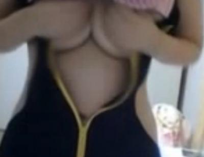 デカ乳JKがこぼれおちそうなオッパイを手ぶらで抑えながら揺らし続ける…のサムネイル画像