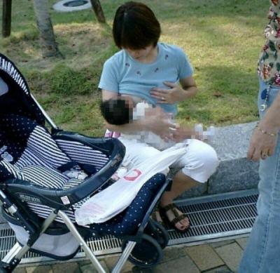 興奮したら負け！！一緒にしゃぶりたくなる子持ちママの授乳画像ｗｗのサムネイル画像