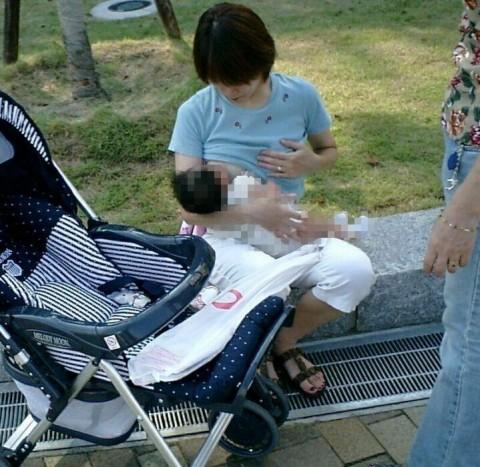 興奮したら負け！！一緒にしゃぶりたくなる子持ちママの授乳画像ｗｗのサムネイル