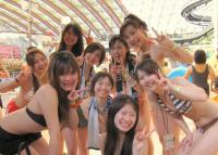 集合写真だとなぜか大胆になる水着ギャルたち！！