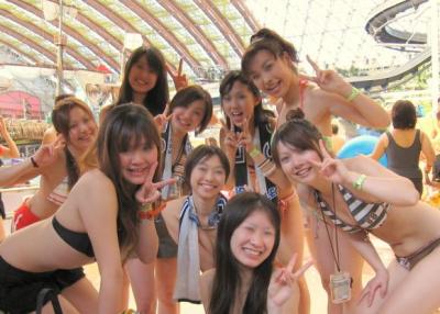 集合写真だとなぜか大胆になる水着ギャルたち！！のサムネイル画像