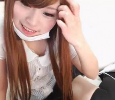 ロングヘアーの美女がパンツをずり下げ生尻をうっｐのサムネイル画像