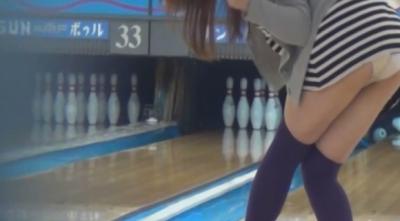 ボウリング真っ最中のミニスカギャルのパンチラを盗撮したったｗｗのサムネイル画像