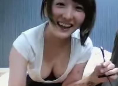 ワインでほろ酔い気味の巨乳生主が垂れまくりのおっぱいを魅せつける！！のサムネイル画像