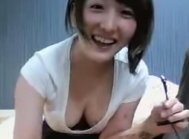 ワインでほろ酔い気味の巨乳生主が垂れまくりのおっぱいを魅せつける！！のサムネイル