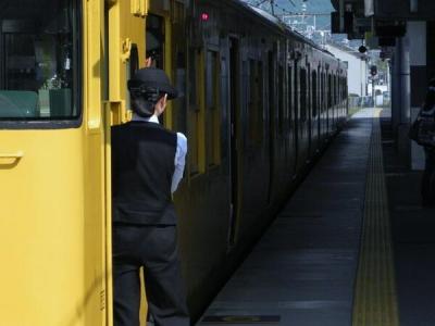 女性車掌盗撮エロ画像12枚！食い込みが気になったので隠し撮りしてみたｗｗのサムネイル画像