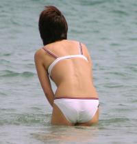 尻の食い込みが理想的なぷりぷりの水着ギャル！！