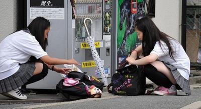 【JK チラリズム】見えそうで見えない！JKのスカートから目が離せないエロ画像のサムネイル画像