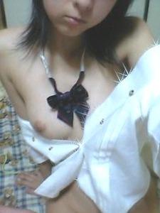 自撮りでマンコまでガッツり移しちゃう素人のエロ写メ！！のサムネイル画像