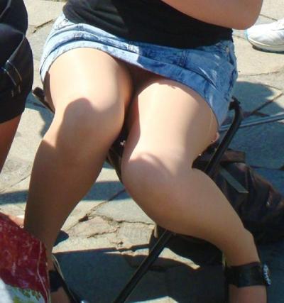 夏になると急増するデニミニから見えるパンチラがソソられるｗｗのサムネイル画像