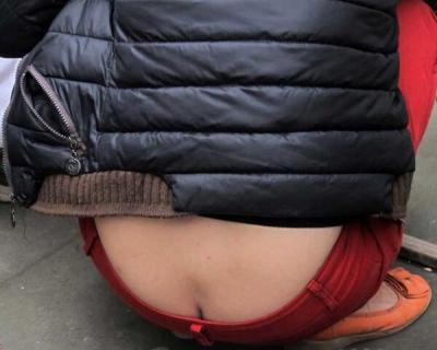 半ケツ盗撮エロ画像71枚！お尻の割れ目が半分出てる一般女性を街中で隠し撮りしたったｗｗのサムネイル画像