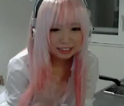 鬼可愛いレイヤーさんがチャットでエロい谷間を生放送！！のサムネイル画像