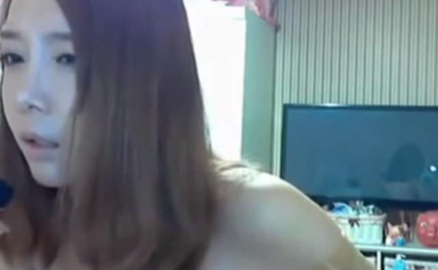 韓国人チャットガールが自宅での生着替え動画をチャット中継！！のサムネイル