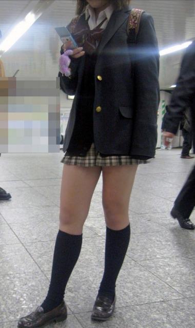 思わず舐めさせて下さいと土下座したくなるJKの生足ｗｗｗのサムネイル