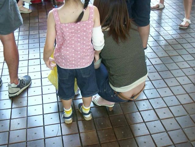 育児に励む隙だらけのママエロ画像！！のサムネイル