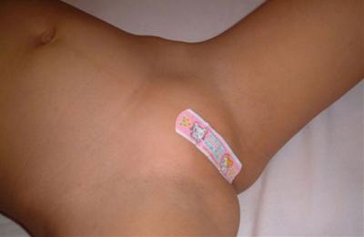 マンコの割れ目を絆創膏で隠す姿がエロ過ぎ！！のサムネイル画像