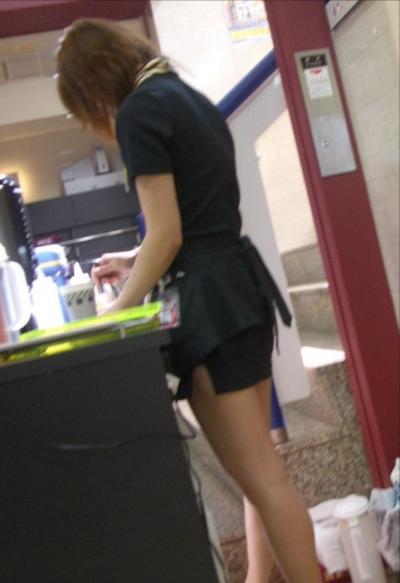 制服姿で凛々しく働くお姉さんがなぜかエロく見える！！のサムネイル画像