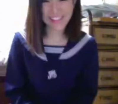 すぐ脱ぐと話題のJK生主がBAN覚悟で生脱ぎからの生着替え！！のサムネイル画像