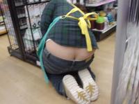 ローライズでしゃがむと尻の割れ目まで丸見えになる件！！