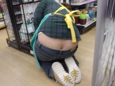 ローライズでしゃがむと尻の割れ目まで丸見えになる件！！のサムネイル画像