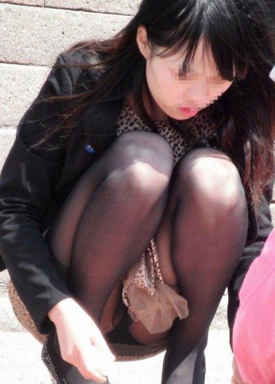 街角に座り込む無防備な女性達…そこはパンチラ無法地帯になっていた！！のサムネイル画像