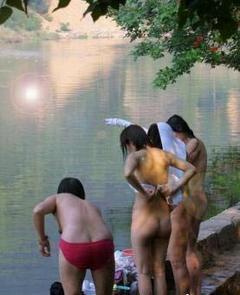 観光地の野外で着替えする素人をこっそり隠し撮り！！のサムネイル画像