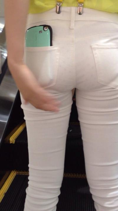 パンティーラインと色までハッキリ見えちゃってる透けパン女子！！のサムネイル画像