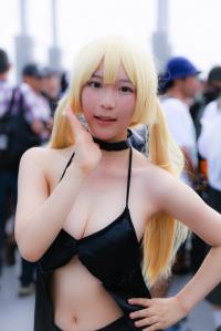 現役女子校生レイヤーの詩未さんがリーゼコスプレでざっくり谷間露出！！