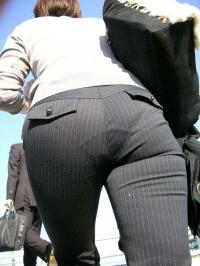 OLお尻エロ画像66枚！働く女性のスーツやスカートがパンパンなお尻を街撮り！