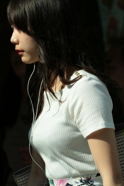 街撮りおっぱいエロ画像237枚！街中で撮影した巨乳女性が挑発するようにおっぱいの形丸わかりの服着てるｗｗのサムネイル画像