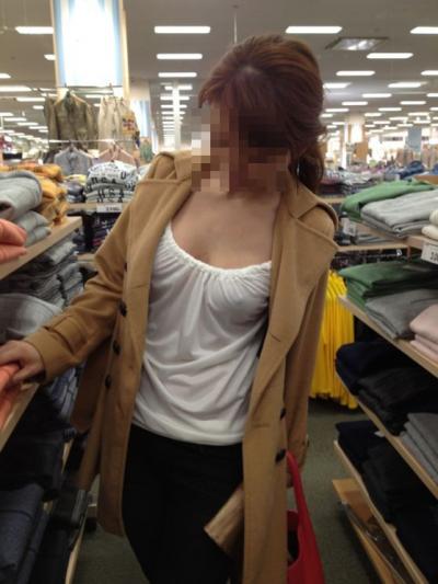 外出するときは必ずノーブラ透け乳首で外出する変態人妻！！のサムネイル画像