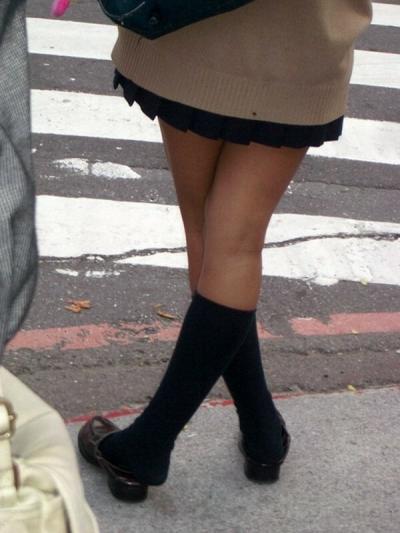 ローファーエロ画像20枚！踵を潰して下駄履きする制服女子に踏みつけられたい…のサムネイル画像