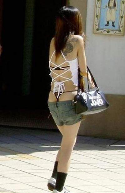 背中ほぼ丸出しで街を徘徊する夏ギャル！！のサムネイル画像