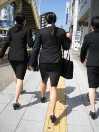 膝丈スカートスーツのピッタリ感がなんとも言えない卑猥感ｗｗ