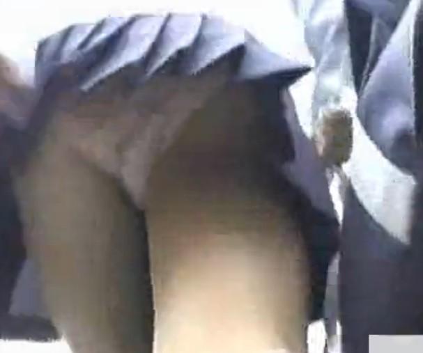 学校帰りの女子校生を待ちぶせローアングル盗撮！！のサムネイル
