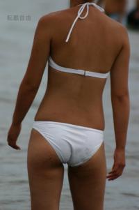 ケツの食い込み方が素晴らしい水着ギャルを後ろから盗撮！！