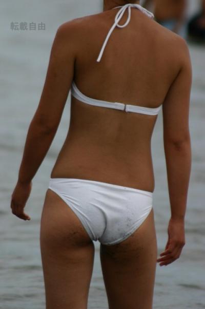 ケツの食い込み方が素晴らしい水着ギャルを後ろから盗撮！！のサムネイル画像