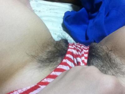 ぽっちゃり女神さまが縞パンからハミ出放題の陰毛を自撮りｗｗのサムネイル画像