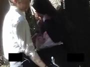 昼間の公園で堂々と青姦するJKカップルを盗撮ｗｗのサムネイル画像