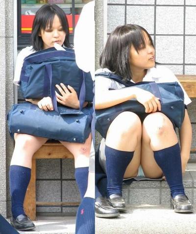 JKM字開脚パンチラ65枚！股間から見えるパンツがエッチすぎる！のサムネイル画像