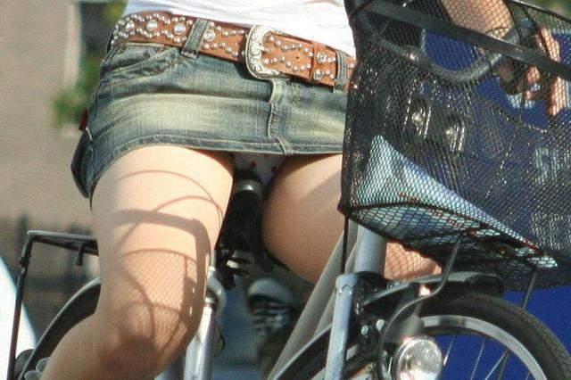 デニムスカートやデニムのホットパンツ履いてる人が自転車乗ると95%の確率でパンチラしてるおｗｗｗのサムネイル