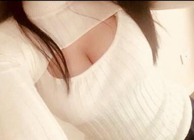 ニットからチラ見せする女体のエロさはミサイル級の破壊力のサムネイル画像