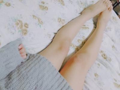 ニットからチラ見せする女体のエロさはミサイル級の破壊力のサムネイル画像