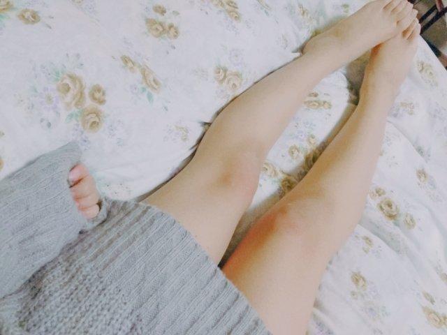 ニットからチラ見せする女体のエロさはミサイル級の破壊力のサムネイル