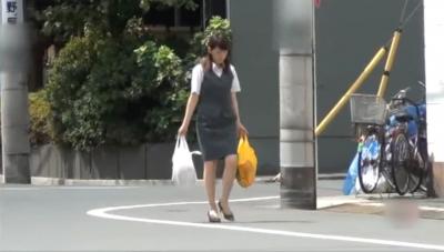 【OL 動画 キャプ】街中でスカート捲りに襲撃されたOLたちのパンツと反応がたまんないｗｗｗのサムネイル画像