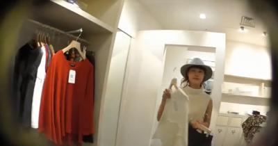 ロングスカートを穿いたおしゃれなアパレル店員さんを盗撮→ヒラヒラの中に食い込み白パン発見ｗｗｗのサムネイル画像
